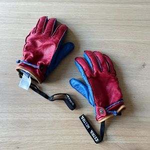 Hestra Wakayama Glove in blue and red leather